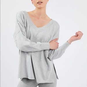 NIKE YOGA - Oversized fit for a baggy, spacious feel
Falls below the hip